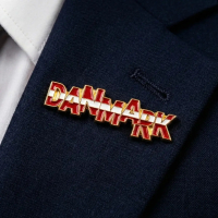 Pin Danmark tekst på jakkesæt