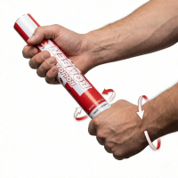 Nærbillede af to hænder, der holder et konfettirør på en hvid baggrund. Grafiske pile viser, hvordan man drejer bunden modsat toppen for at aktivere røret.