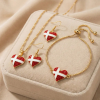 Smykkesæt bestående af øreringe, armbånd og halskæde med Dannebrog motiv