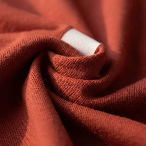 Zoom på Dannebrog tshirt i økologisk bomuld