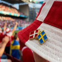 Closeup af Pin Danmark Sverige påsat en bøllehat
