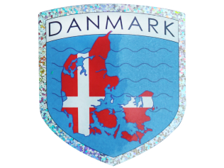 DK kort flag klistermærke – Danmarks omrids med Dannebrog souvenir sticker
