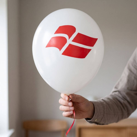Person holder vores Dannebrog ballon i hvid