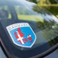 Klistermærke med dansk flag på en bilrude