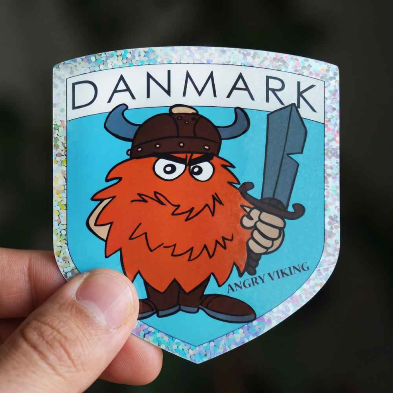 Klistermærke med Angry viking motiv holdes i hånden