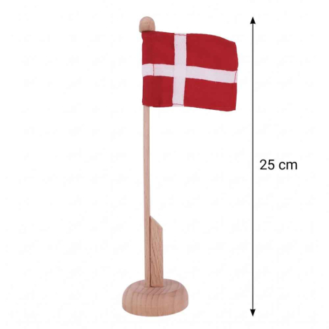 Dannebrog bordflag i træ på hvid baggrund, med dimensioner angivet. Perfekt fødselsdagsflag.