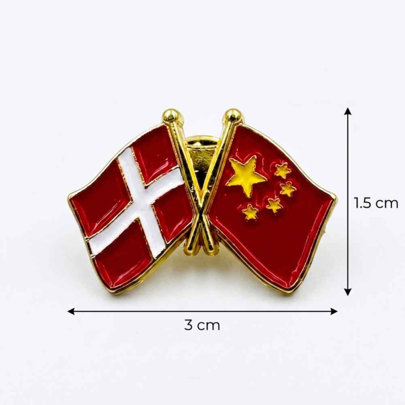 Produktbillede af Danmark og Kina flag pin med præcise mål på 3 cm i bredden og 1,5 cm i højden