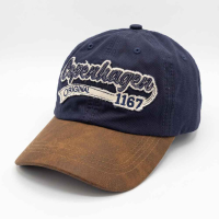 Marineblå retro kasket til herrer med brun ruskindsskygge og et stort broderet 