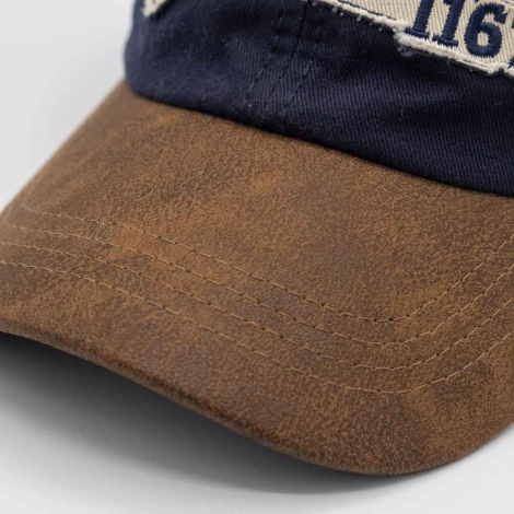 Detaljeret nærbillede af det broderede 