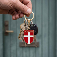 Dannebrog nøglering med DENMARK logo på nøglebundt med husnøgler og bilnøglen