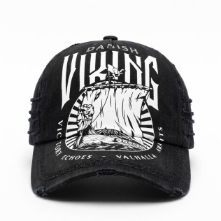 Sort Danish Viking cap set forfra med hvidt tryk af vikingeskib og teksten Valhalla Awaits