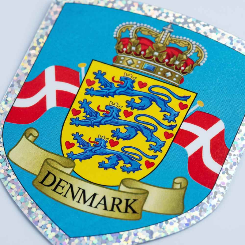 Detalje af holografisk kant, krone og dansk våbenskjold på klistermærke