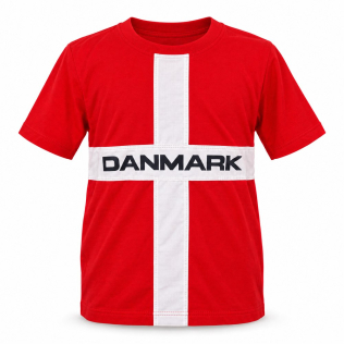 Rød Danmark T-shirt til børn med påsyet hvidt Dannebrog kors og DANMARK tryk set forfra