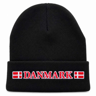 Sort Danmark-hue i blød strik med rødt DANMARK-broderi og to små Dannebrog-flags på den foldede kant